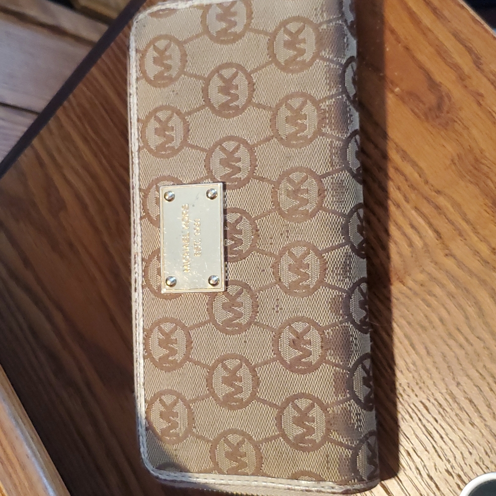 Michael Kors Wallet - Picture 2 of 9